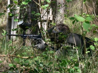 Apuntando con la marcadora en el campo de paintball